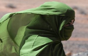 Una mujer saharaui camina cerca de la ciudad de Tifariti en Sáhara Occiddental (Dominique Faget /AFP/Getty Images)